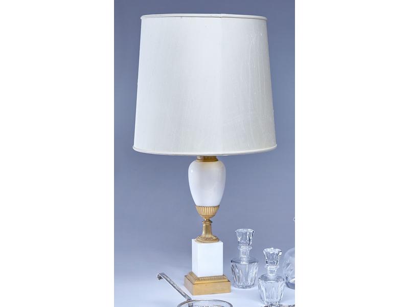 LAMPE en marbre blanc et bronze doré en forme...