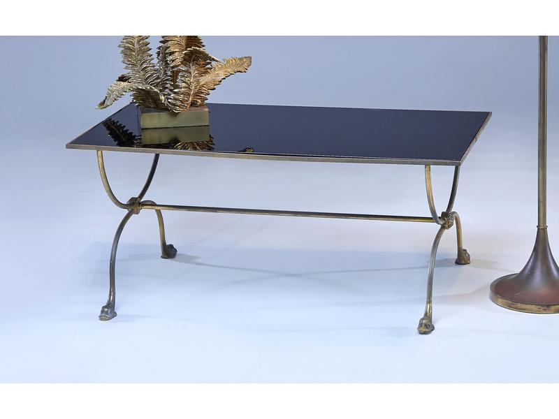 TABLE BASSE en bronze et laiton à piétement...