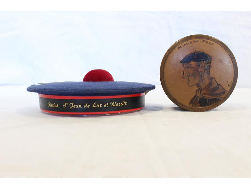 DEUX BOÎTES rondes, l'UNE à chocolats de...