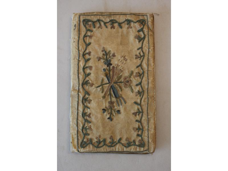 [RELIURE] - Carnet-pochette in-12  soie blanche...