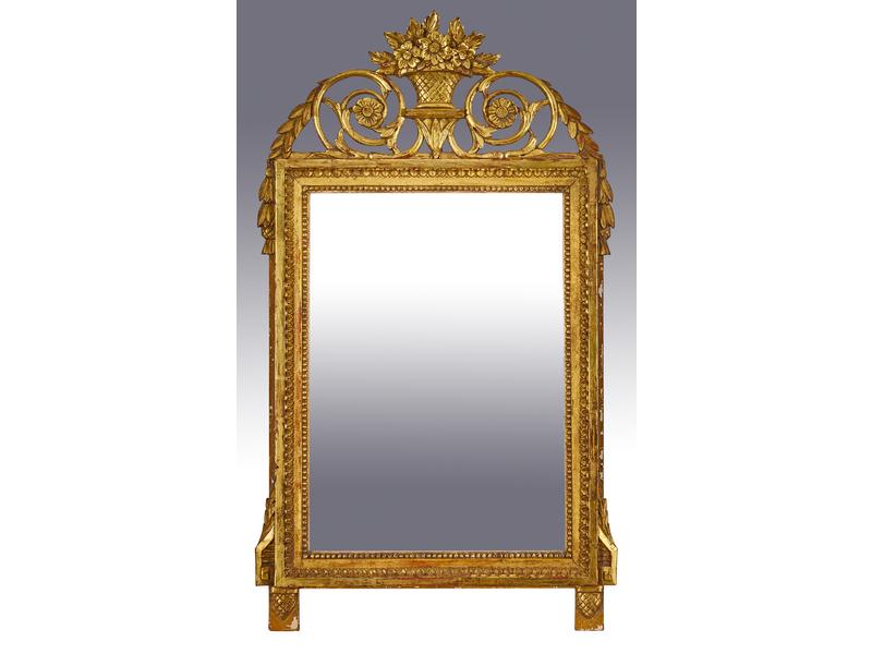 MIROIR rectangulaire à fronton à décor de...