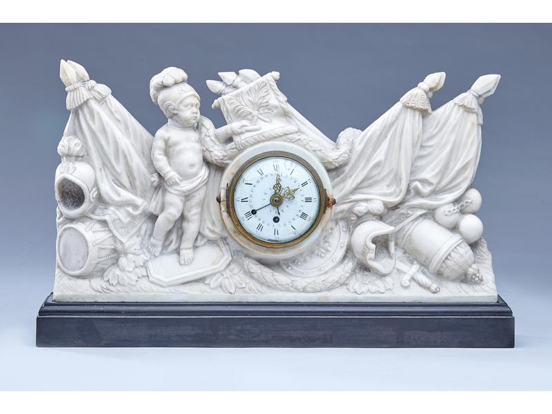 PENDULE en marbre blanc sculpté en bas-relief...
