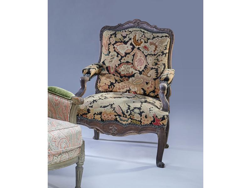 LARGE FAUTEUIL à dossier plat violoné, en...