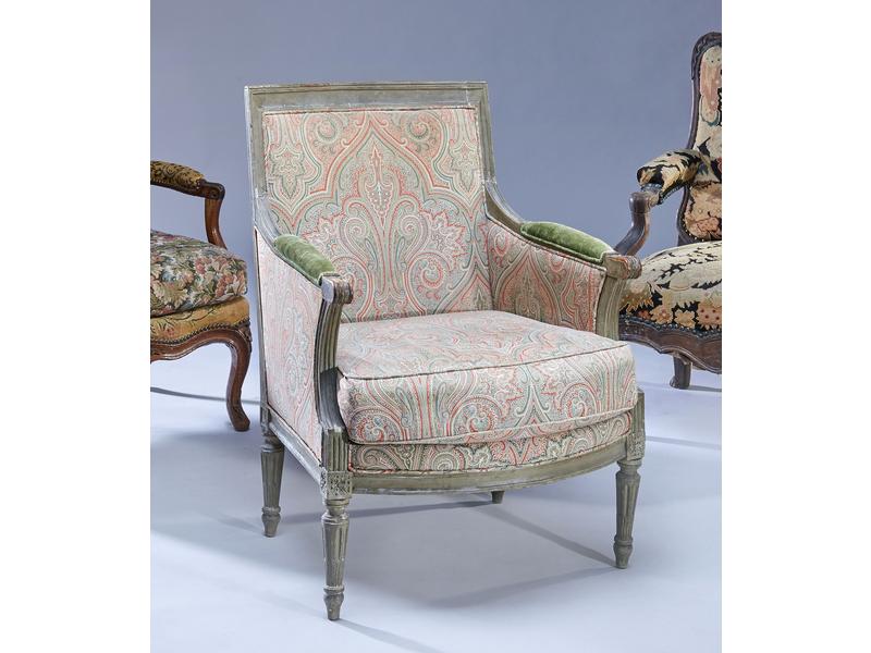 LARGE BERGERE à dossier carré légèrement...