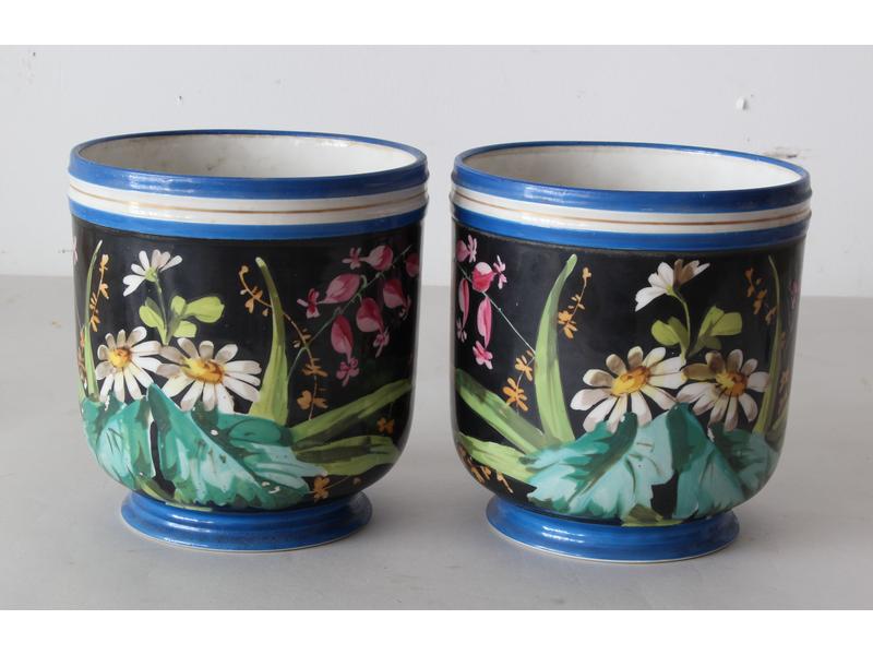 PAIRE DE CACHE-POTS en porcelaine noire à...