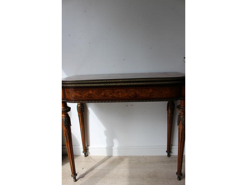 TABLE A JEUX en marqueterie de rinceaux et...