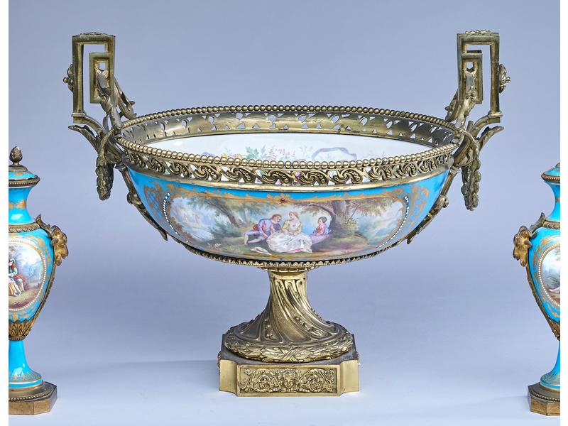 GRANDE COUPE en porcelaine émaillée à décor...