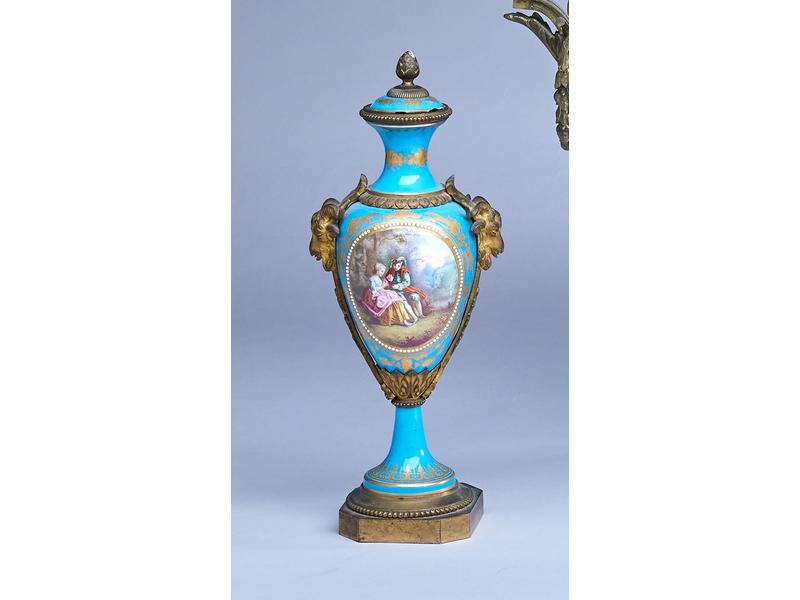 PAIRE DE PETITS VASES COUVERTS de forme balustre...