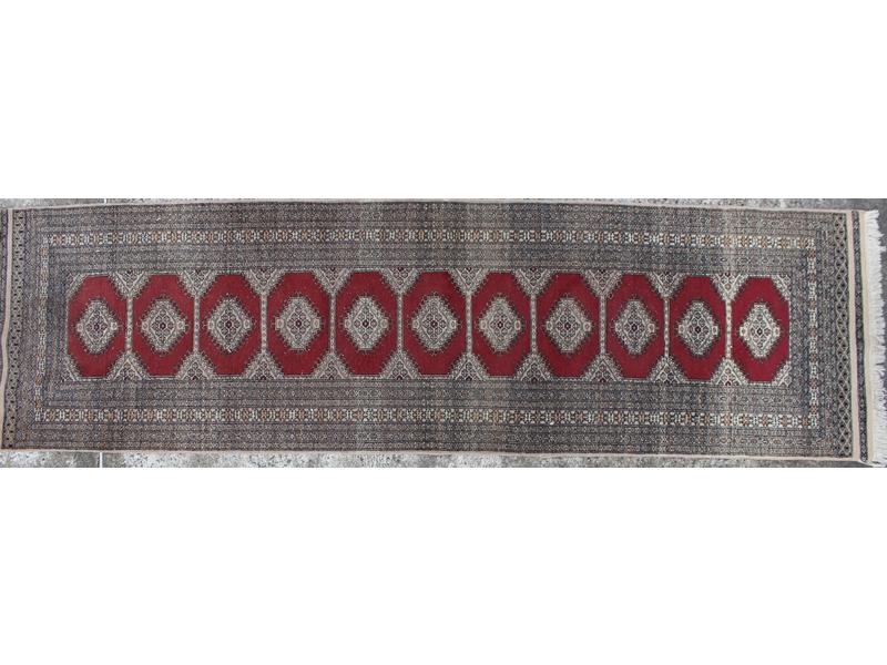 TAPIS GALERIE en laine à décor de 11 médaillons...