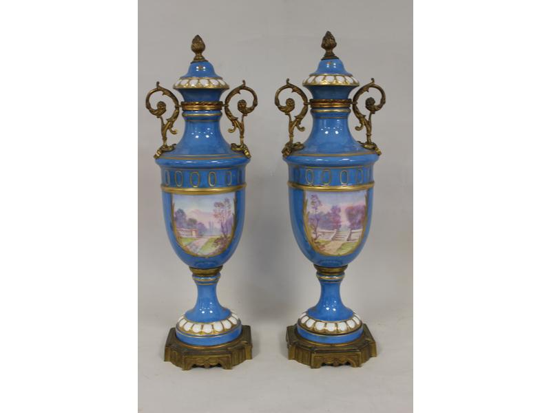 PAIRE DE VASES couverts de forme balustre...