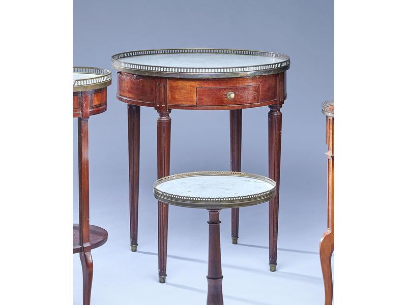 TABLE BOUILLOTTE en acajou et placage d'acajou...