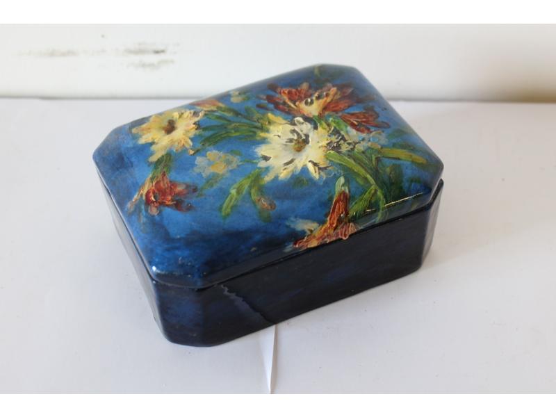 BOÎTE couverte rectangulaire à pans coupés...