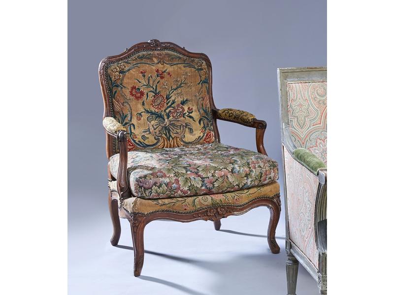 FAUTEUIL en hêtre teinté, mouluré et sculpté...