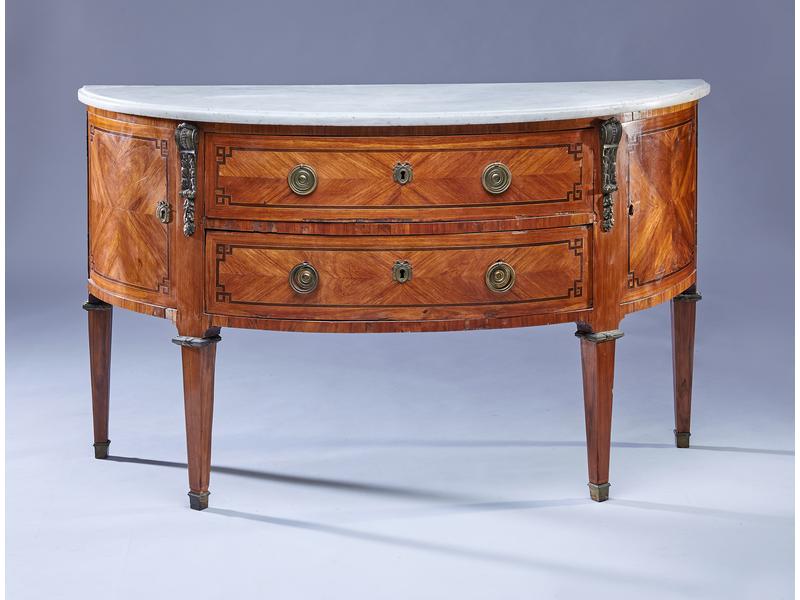 COMMODE demi-lune à l'anglaise, en placage...