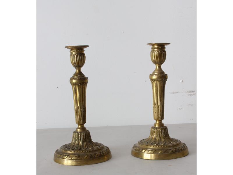 PAIRE DE FLAMBEAUX en bronze, à décor cannelé...