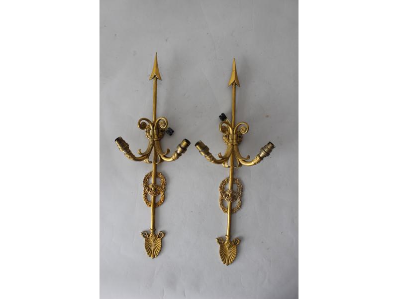 PAIRE D'APPLIQUES à deux lumières en bronze,...