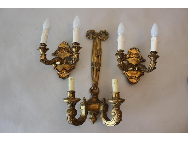 APPLIQUE en bois doré à décor de ruban n...