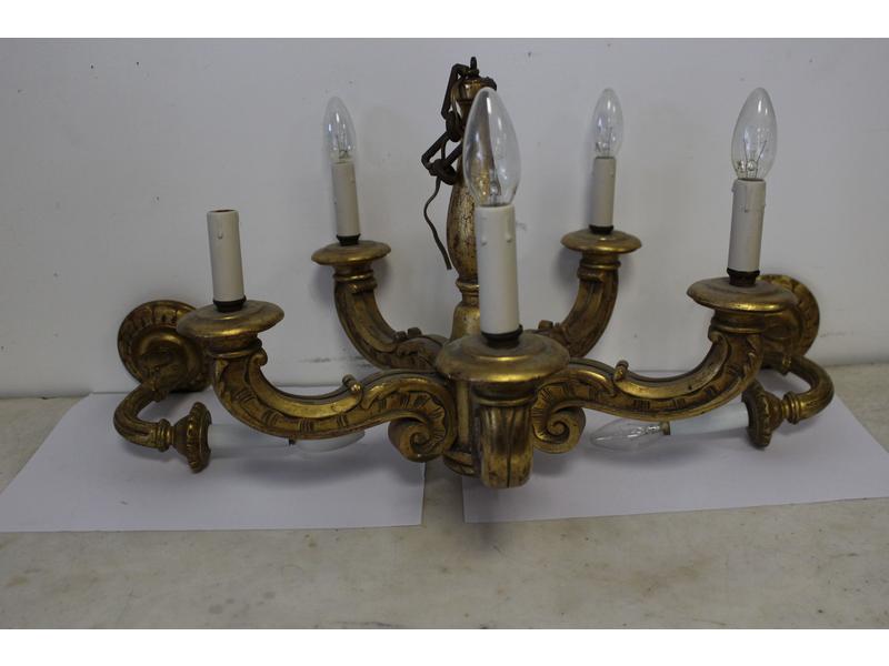 LUSTRE en bois doré à cinq bras de lumière...