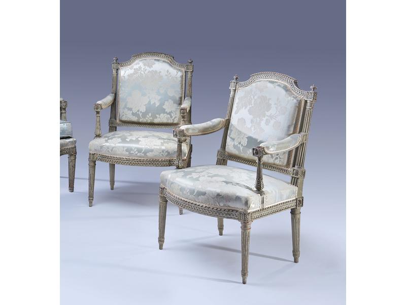PAIRE DE FAUTEUILS à dossier plat en anse...