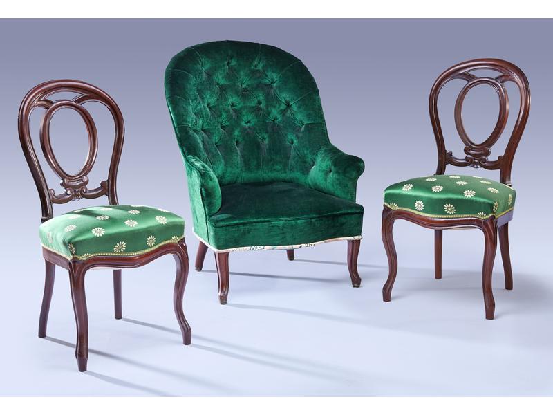 PAIRE DE CHAISES en acajou à dossier médaillon...