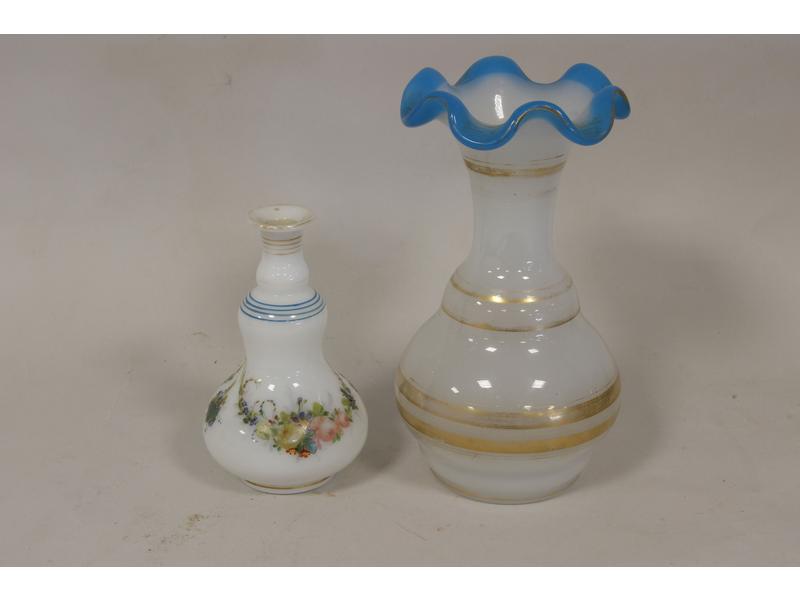 PETIT VASE de forme balustre en opaline blanche...