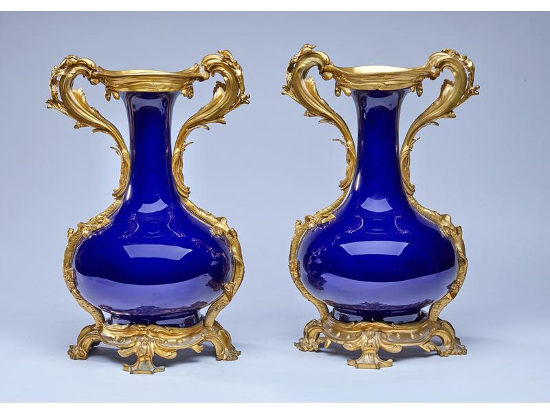 PAIRE DE VASES de forme balustre en porcelaine...