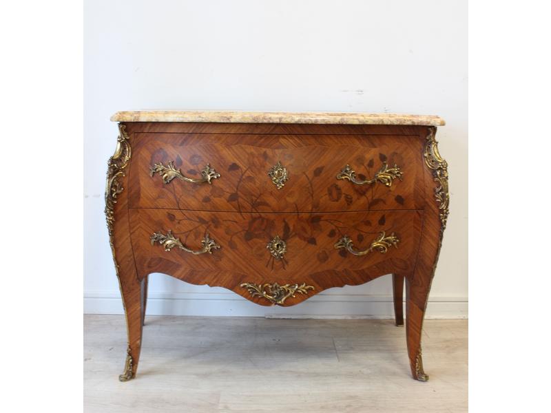COMMODE galbée en marqueterie toutes faces...