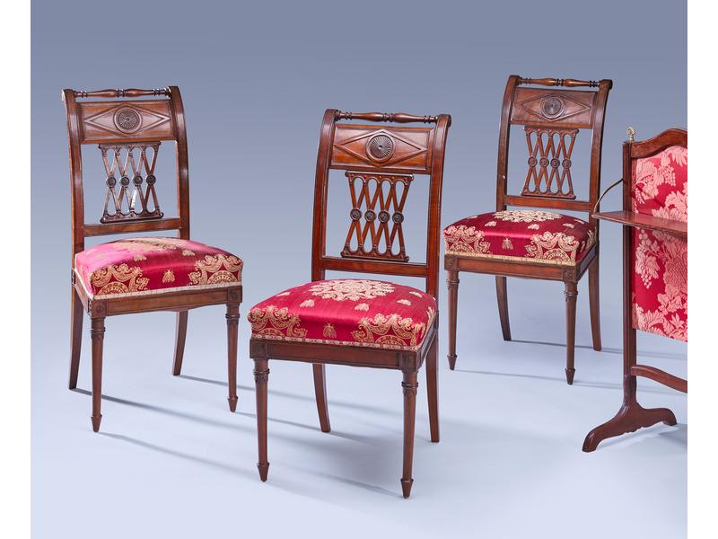 SUITE DE TROIS CHAISES en acajou et placage...