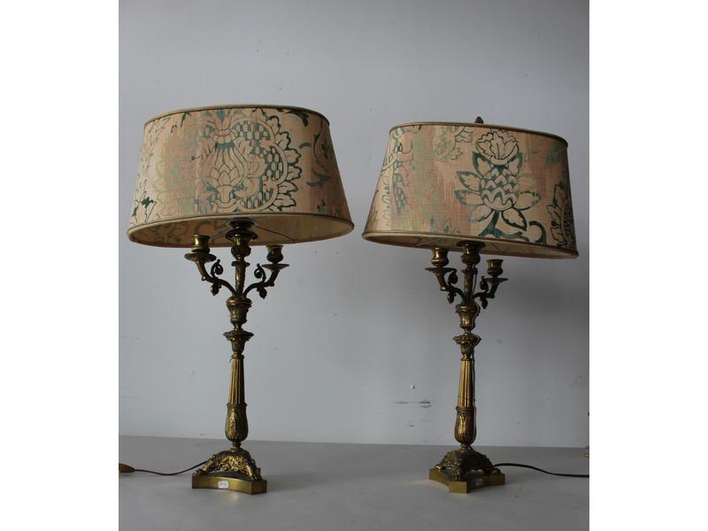 PAIRE DE CANDELABRES à trois bras de lumières...