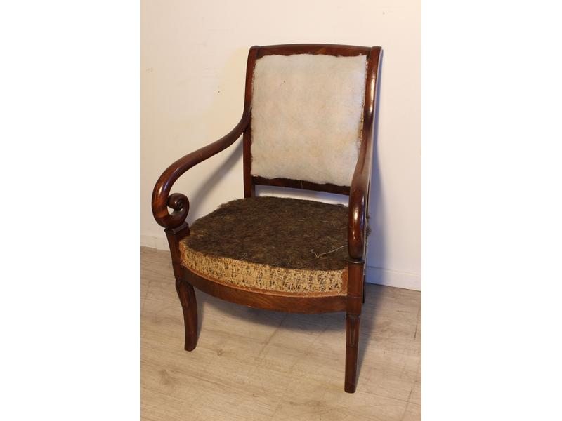 FAUTEUIL à dossier carré légérement renversé...