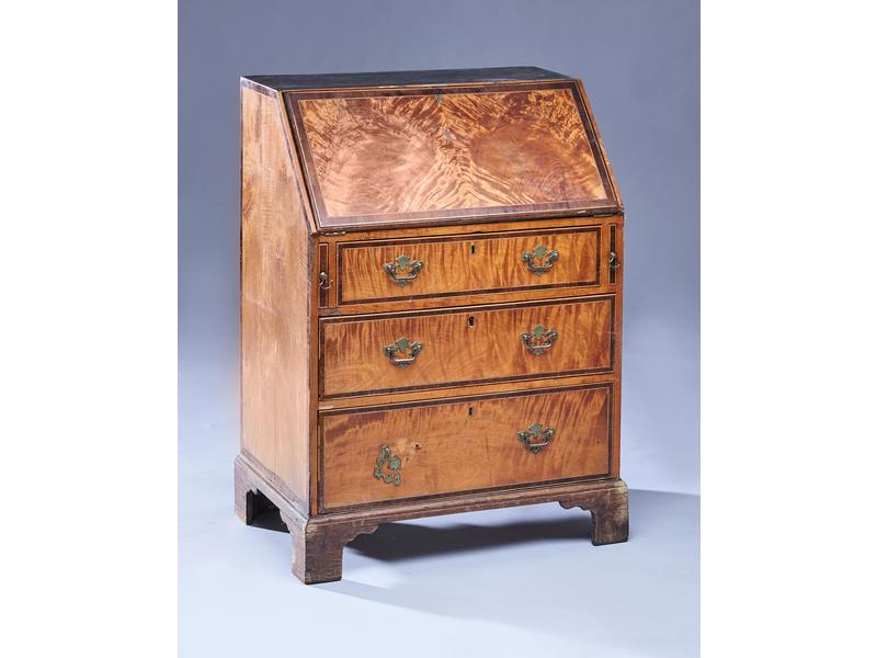 PETIT BUREAU DE PENTE en acajou et placage...