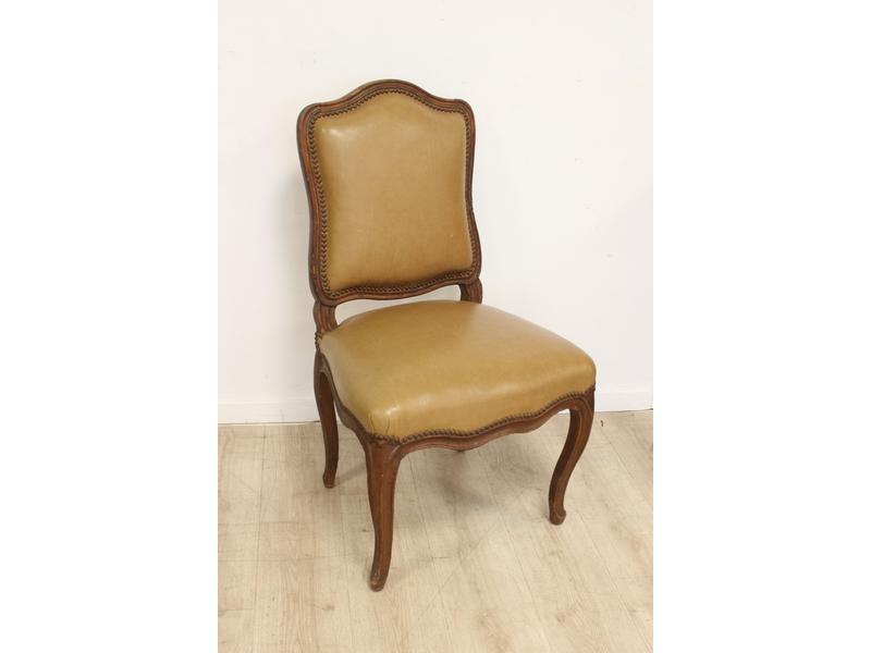 CHAISE en hêtre mouluré à dossier plat violoné....