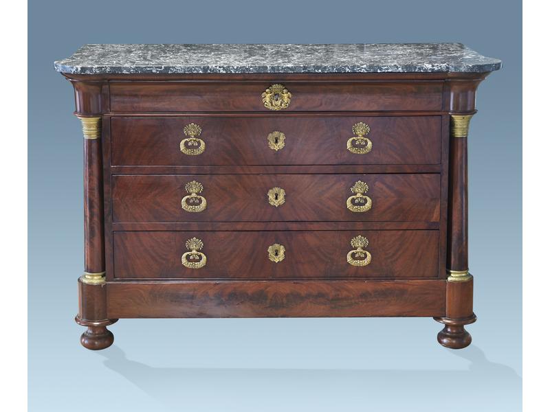COMMODE rectangulaire en placage d'acajou...