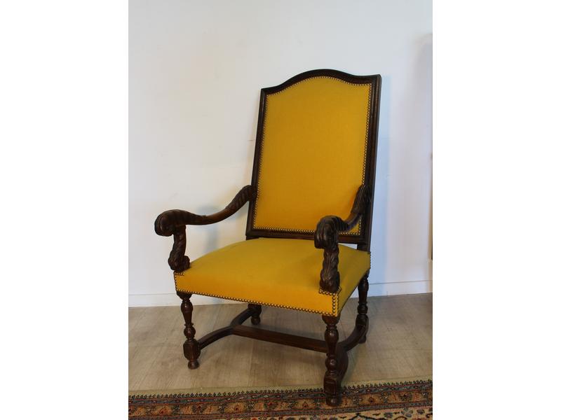 FAUTEUIL à haut dossier plat en chapeau de...