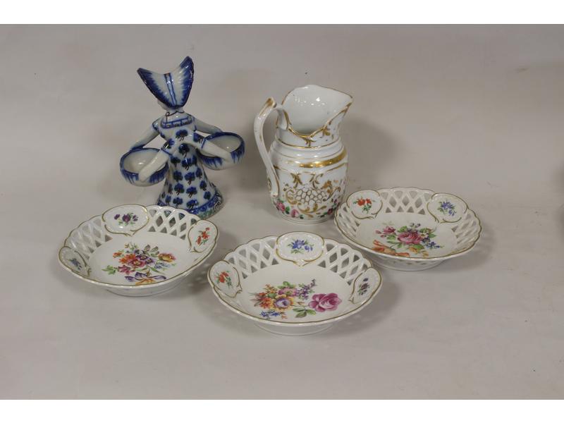 LOT en porcelaine : TROIS PETITES ASSIETTES...