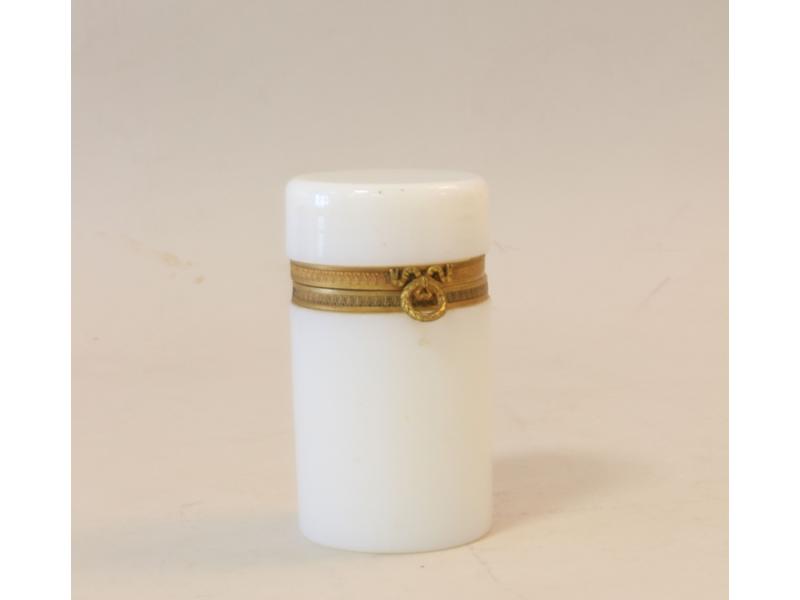 BOÎTE cylindrique en opaline blanche, cerclée...