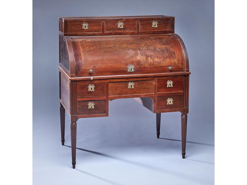 PETIT BUREAU cylindre en acajou et placage...