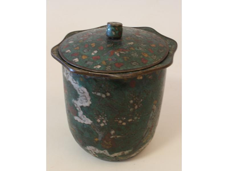 POT COUVERT de forme cylindrique en bronze...
