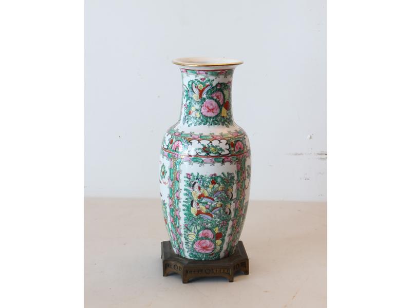 VASE de forme balustre en porcelaine à décor...
