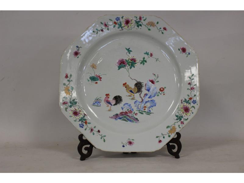PLAT octogonal en porcelaine à décor émaillé...