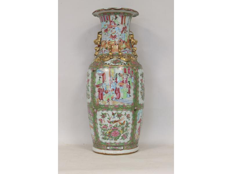 GRAND VASE de forme balustre en porcelaine...