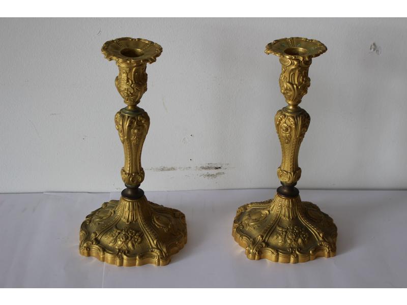 PAIRE DE BOUGEOIRS de forme balustre en bronze...