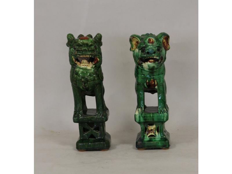DEUX CHIENS DE FÔ assis en grès émaillé vert...