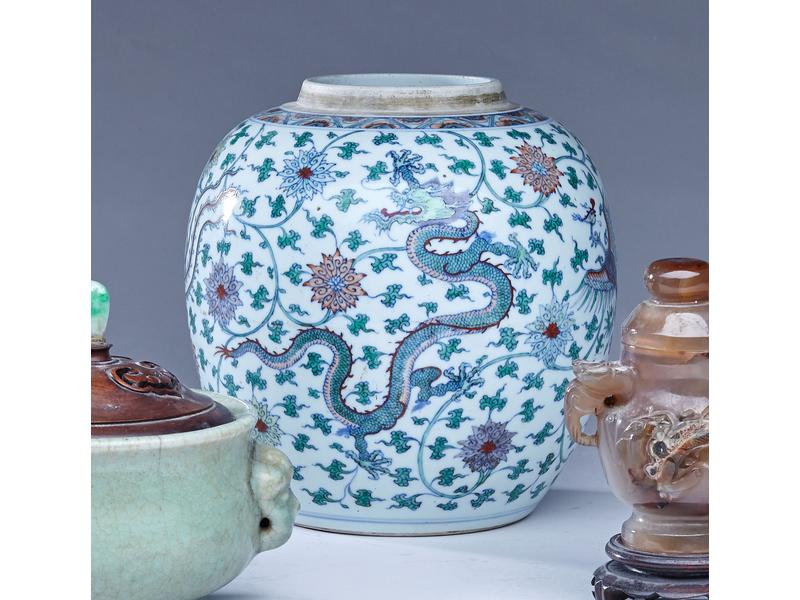 VASE en porcelaine à décor émaillé type Ducaï...