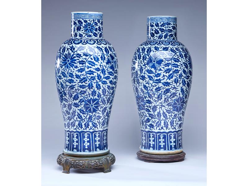 PAIRE DE VASES de forme balustre en porcelaine...