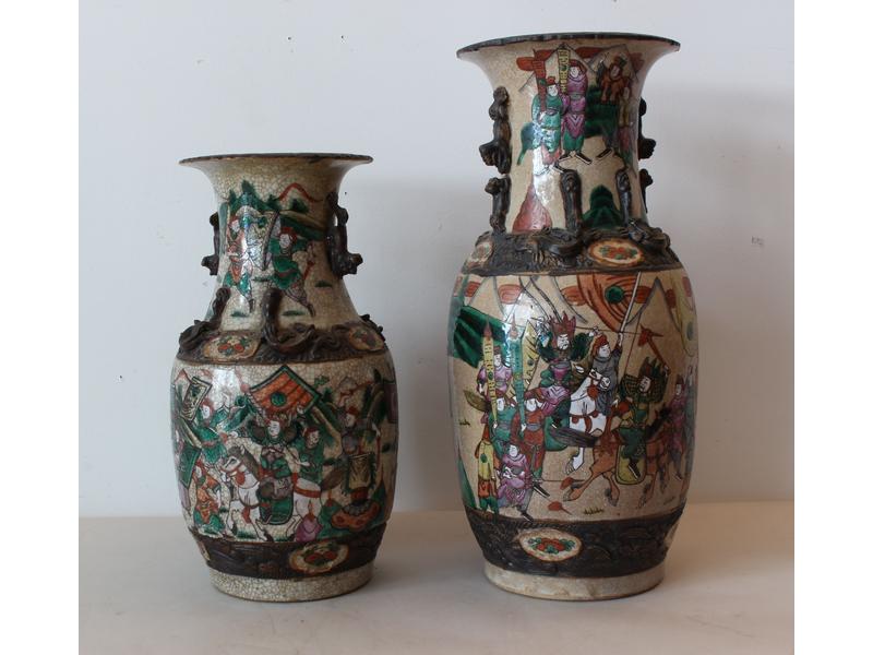 DEUX GRANDS VASES balustre à décor de guerriers...