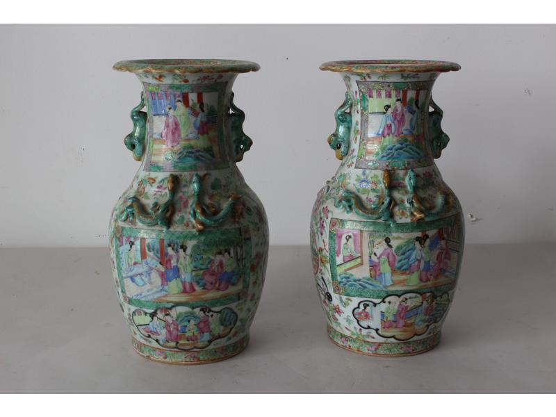 PAIRE DE VASES de forme balustre en porcelaine...
