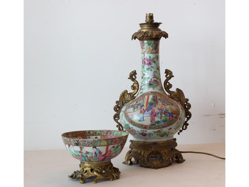 VASE de forme balustre à long col en porcelaine...