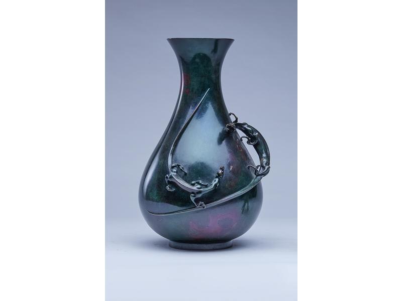 VASE à col évasé, en bronze de belle patine...