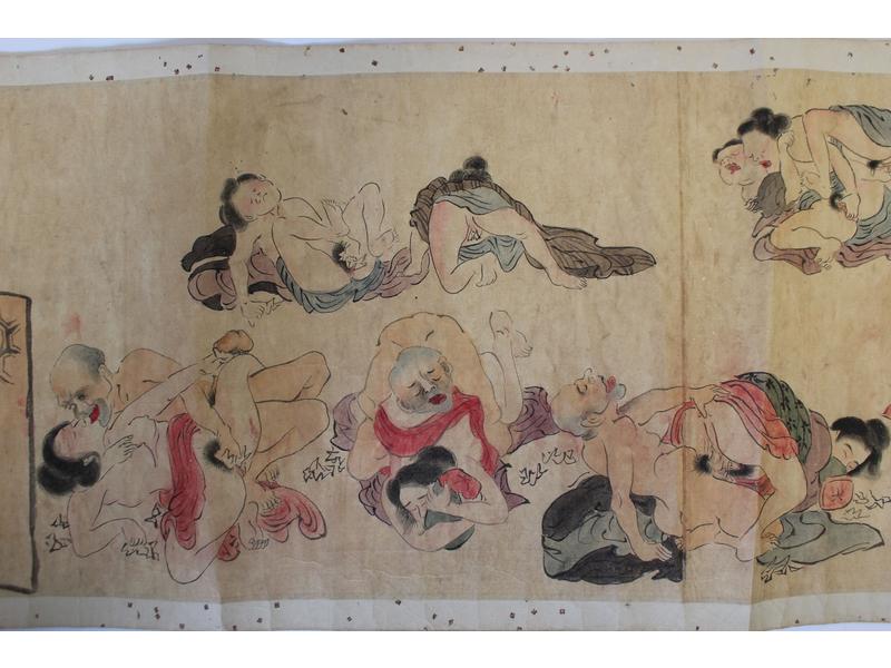 LONG MAKEMONO à thème shunga, peint à l'encre...